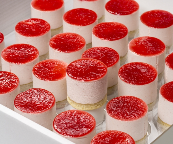 Bavarois dessert aardbei met biscuitbodem