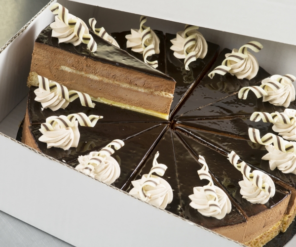 Taartpunten chocolade, een gebakken bodem van sloffendeeg, spijs en gele room