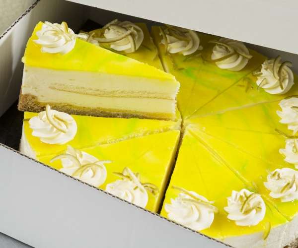 Taartpunten citroen lemon, een gebakken bodem van sloffendeeg, spijs en gele room