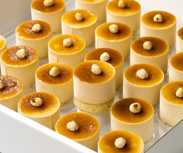 Bavarois dessert caramel met biscuitbodem