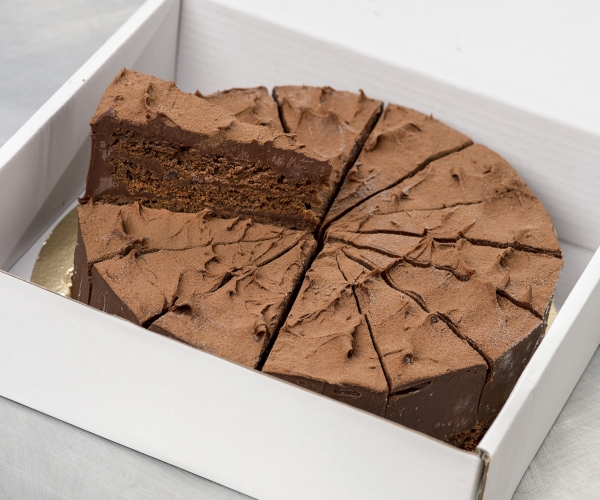 Brownietaart met triple ganache, afgewerkt met cacao