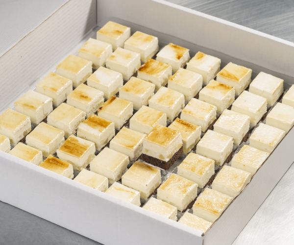Petit four peer met brownie bodem en met stukjes peer