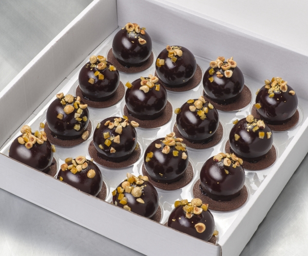 3D bol: chocolademouse met creme brule hazelnoot biscuitvanille met chocolade sloffendeegbodem afgewerkt met chocolade spiegel.