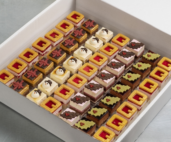 Kerst petit four in de smaken: aardbei, lemon cheesecake, appel karamel, peer en chocolade hazelnoot