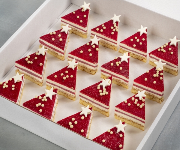Kerstboompje van witte chocolade, framboos en crunch
