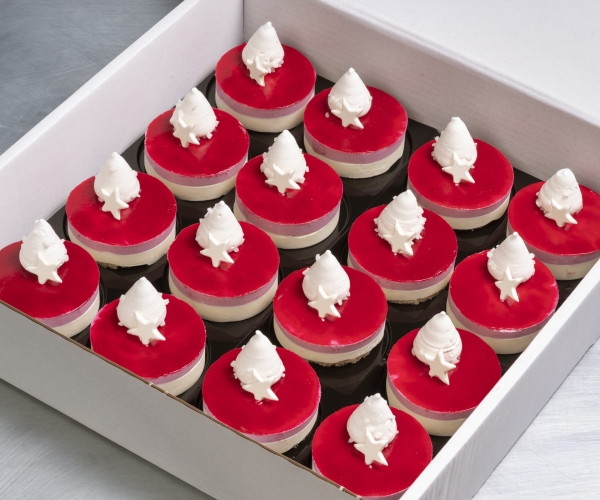 Kerstdessert van rood fruit van cassis en framboos met witte chocolade