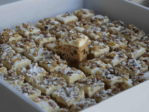 Petit four Carrot  cake