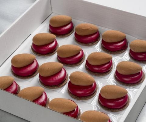 Verleiding: Frambozentaartje met een canelle van melkchocolade en een sloffendeeg-biscuit bodem